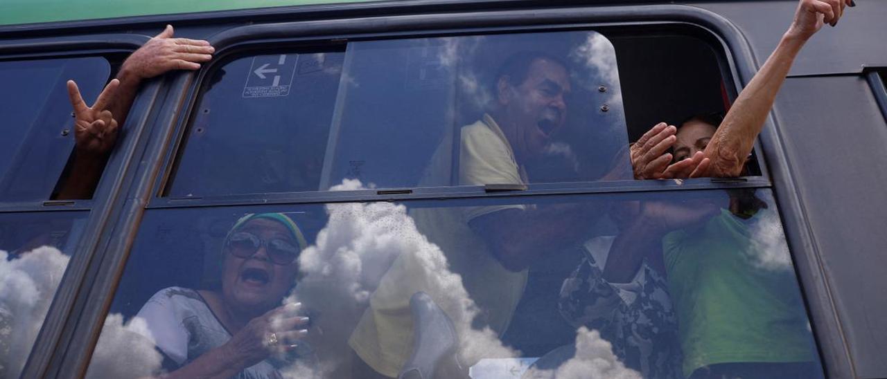 Simpatizantes de Jair Bolsonaro, tras ser desalojados de un campamento frente al cuartel del Ejército en Brasilia.