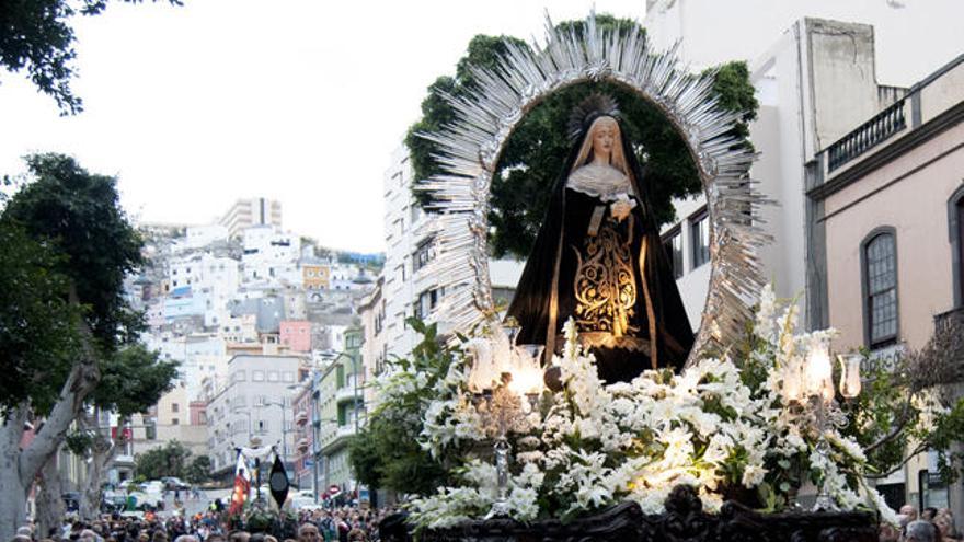 Los fieles acompañan a la imagen de la Virgen durante la Magna Procesión.