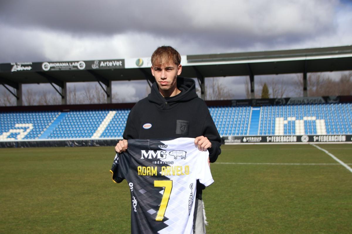 Adam Arvelo posa con la elástica del Unionistas de Salamanca.