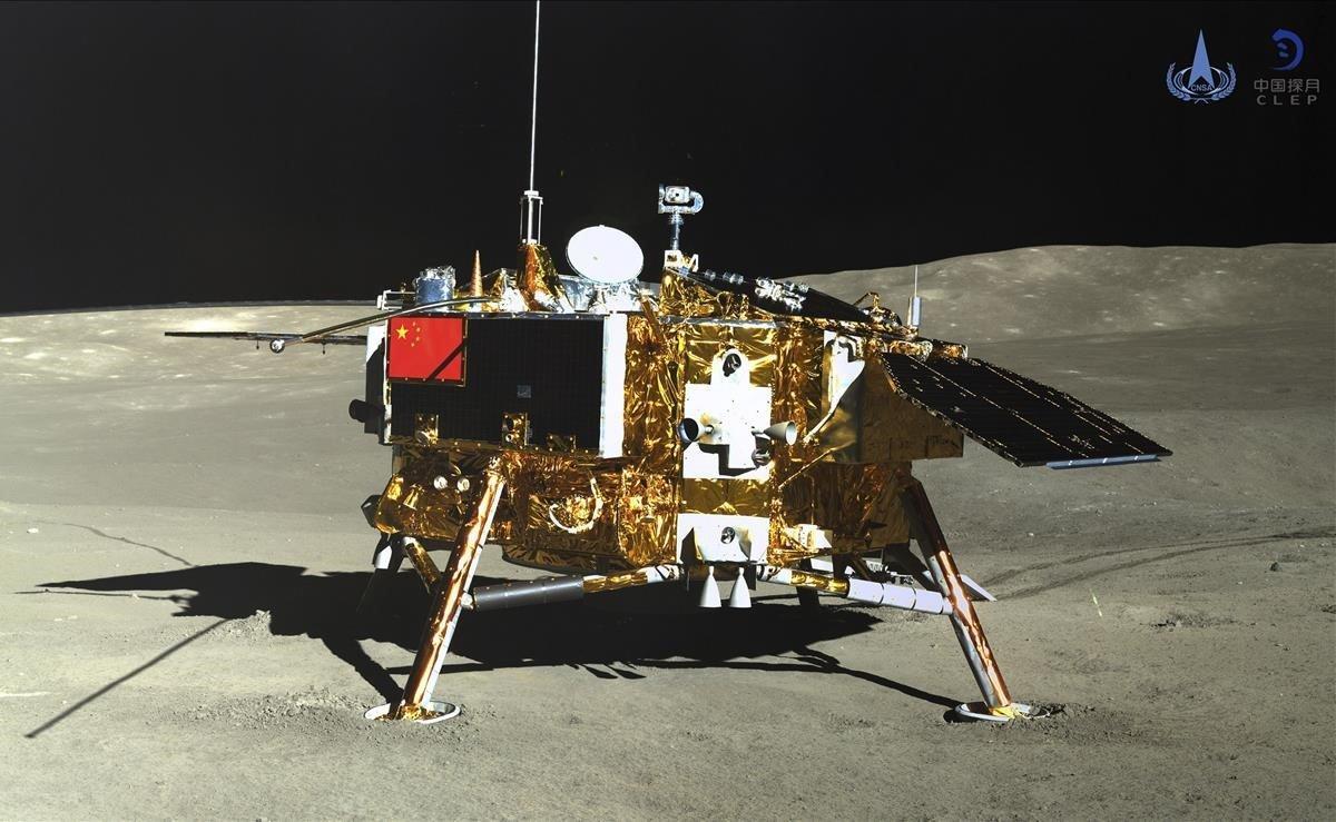 En esta foto proporcionada por la Administración Nacional del Espacio, se ve al vehículo lunar de la sonda Chang e-4. Esta imagen ha sido tomada por el rover Yutu-2 gracias a la colaboración espacial entre la agencia espacial China y la NASA.