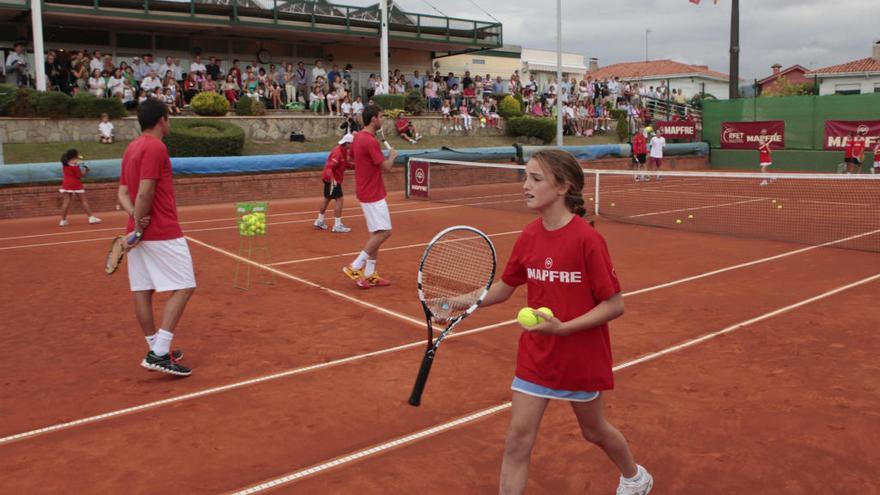 Niños en el Club de Tenis de Gijón.