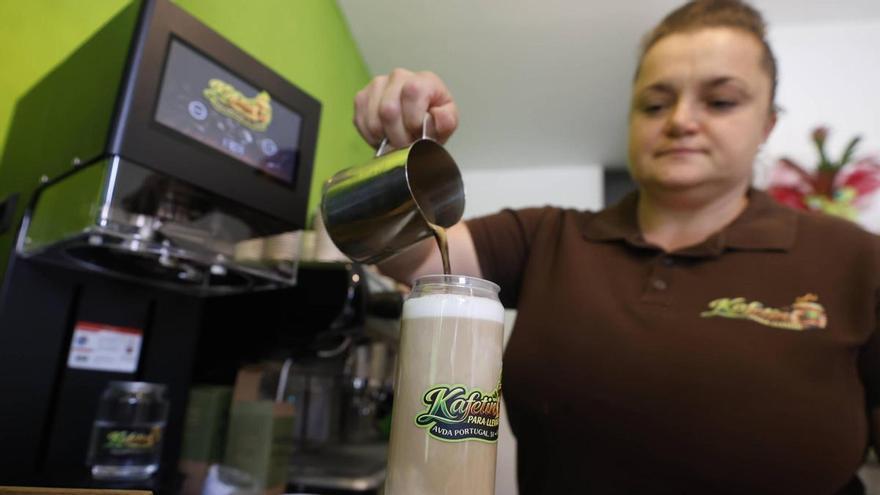 Su padre trabajó en mina La Camocha, ella emigró de Polonia y unas migrañas la llevaron a la hostelería: la historia de "Ani", la dueña de la cafetería gijonesa pionera en servir café y tartas en lata