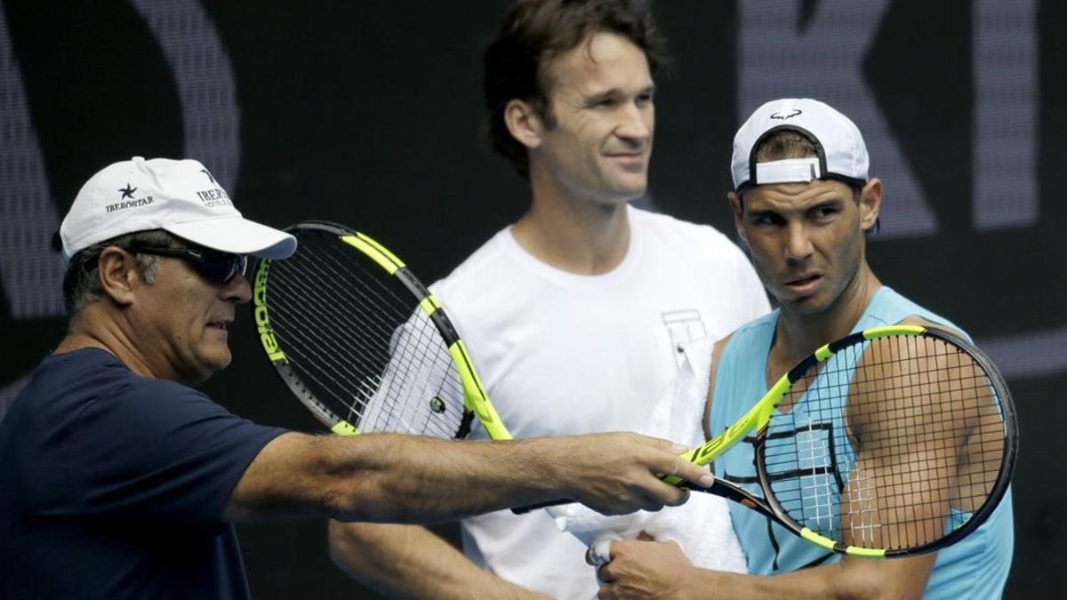 Toni Nadal, Carlos Moyà y Rafael Nadal, en el entrenamiento de este domingo en Melbourne.