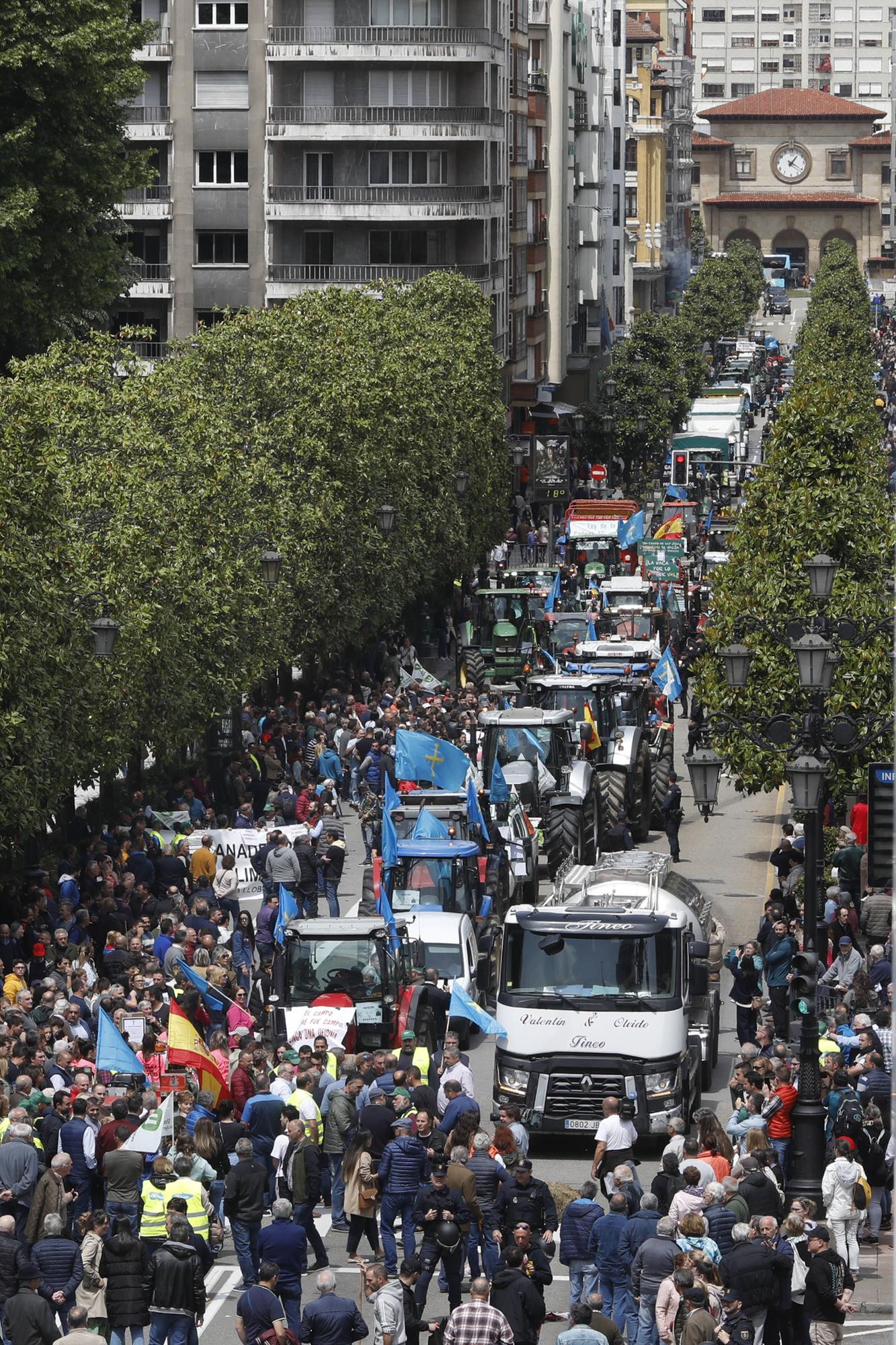 EN IMÁGENES: Así fue la tractorada de protesta del campo asturiano en Oviedo