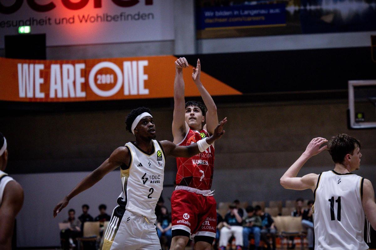 Gerard Fernández llançant davant Appolinaire Loussavouvou