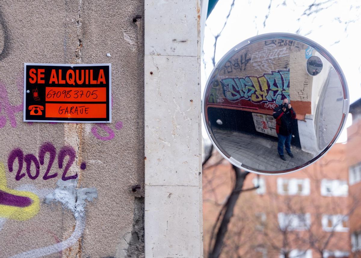 Un cartel de 'Se alquila' en Madrid.