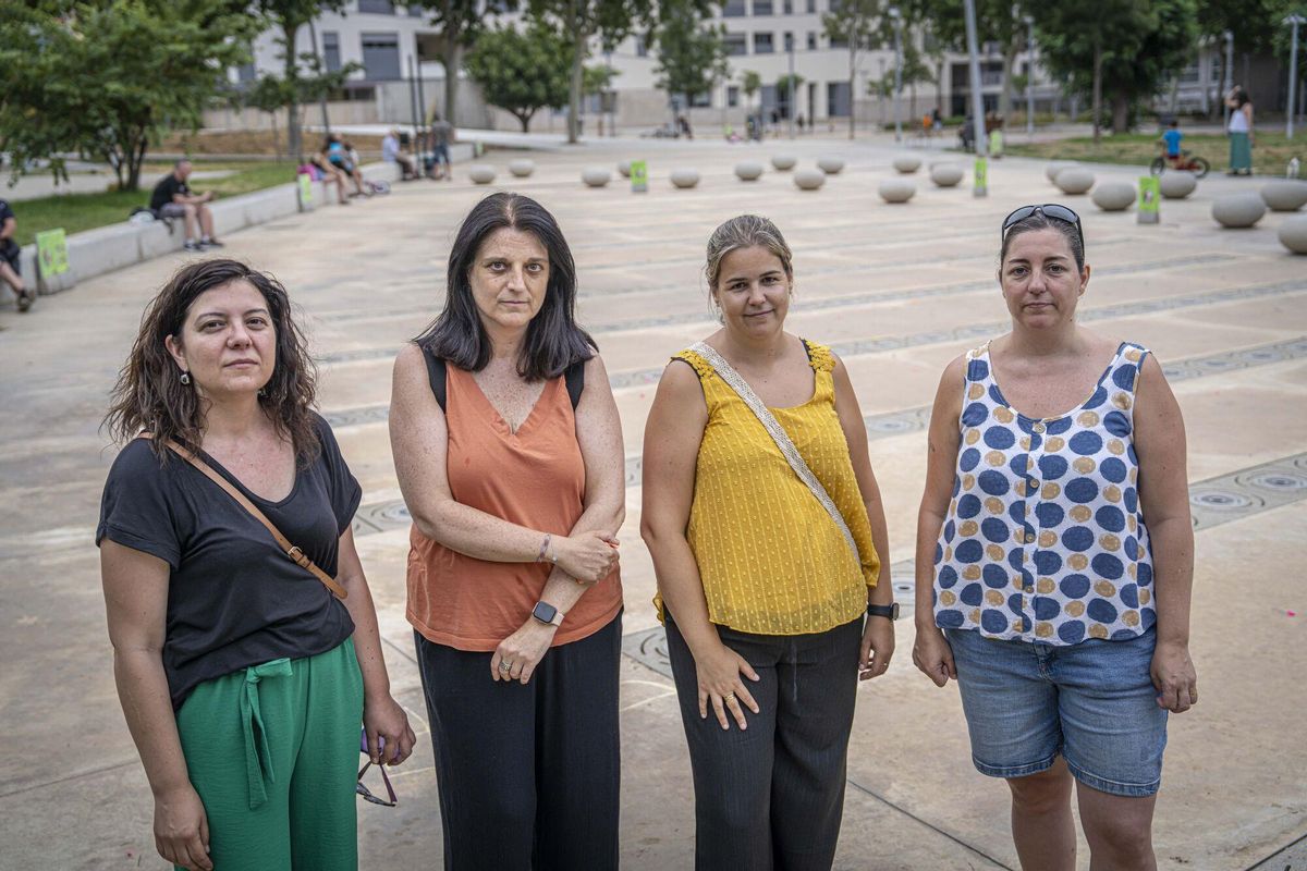 Cuatro madres, frente al vestigio de los primeros juegos de agua que tuvo Barcelona, en el parque Antoni Santiburcio de Sant Andreu