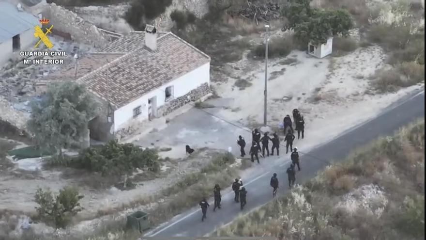 Dos decenas de guardias civiles fuertemente armados tomaron una aldea de Fortuna para detener al acusado de matar a su vecino a golpes