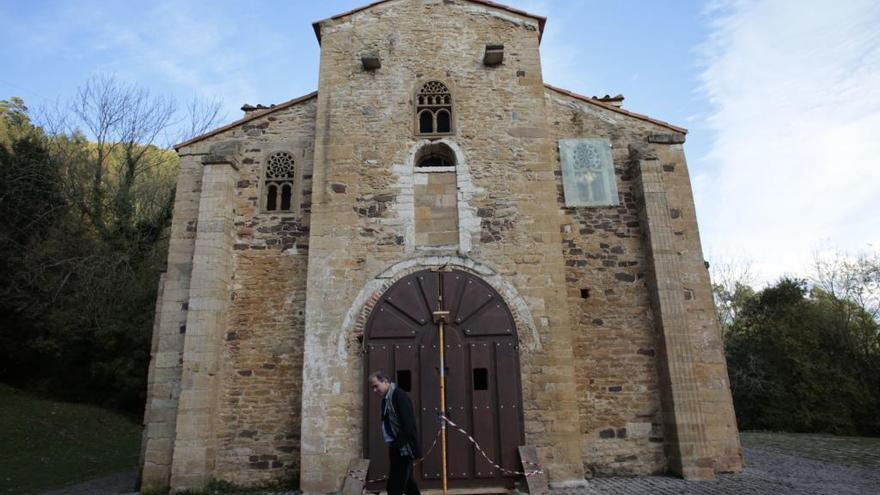 La nueva puerta de San Miguel de Lillo, con un soporte temporal