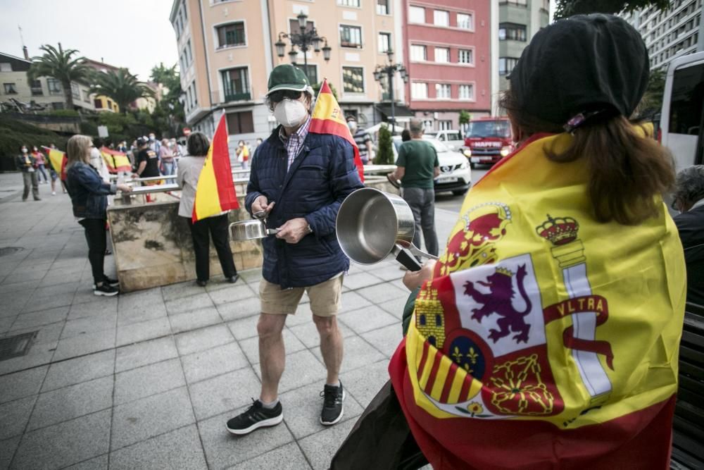 Cacerolada contra el gobierno en la plaza San Miguel, en Oviedo