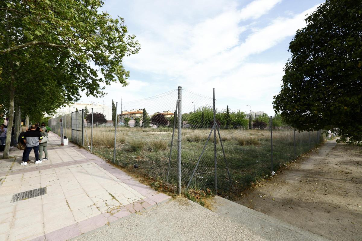 Solar de la plaza El Tántalo en el que se levantará el centro cívico de Parque Goya.