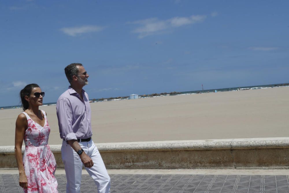 Letizia y Felipe en Valencia: los reyes pasean por la playa de Las Arenas