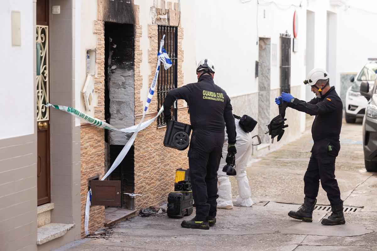 El día 26 de diciembre fallecieron dos jóvenes en un incendio declarado en una vivienda de Alhaurín el Grande, en Málaga.