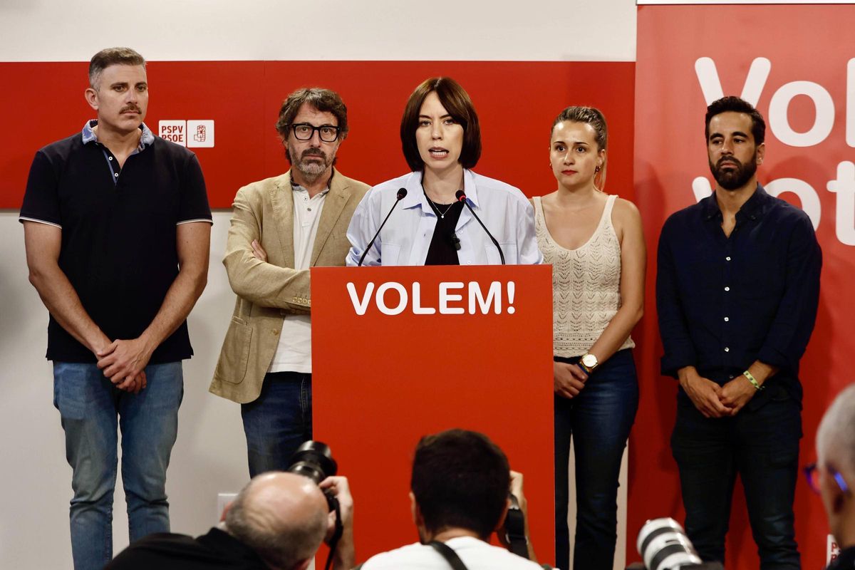 Diana Morant comparece ante los medios de comunicación en la sede del PSPV.