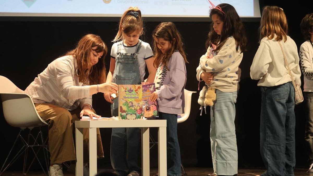 Ana Punset firma ejemplares de sus libros a sus pequeñas lectoras tras el cuentacuentos.