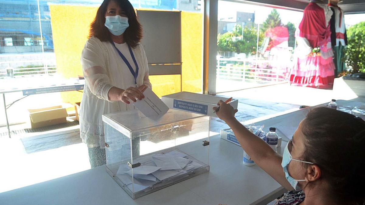 Suárez, votando en el Auditorio de Vilagarcía en las autonómicas en las que salió elegida. |   // NOÉ PARGA