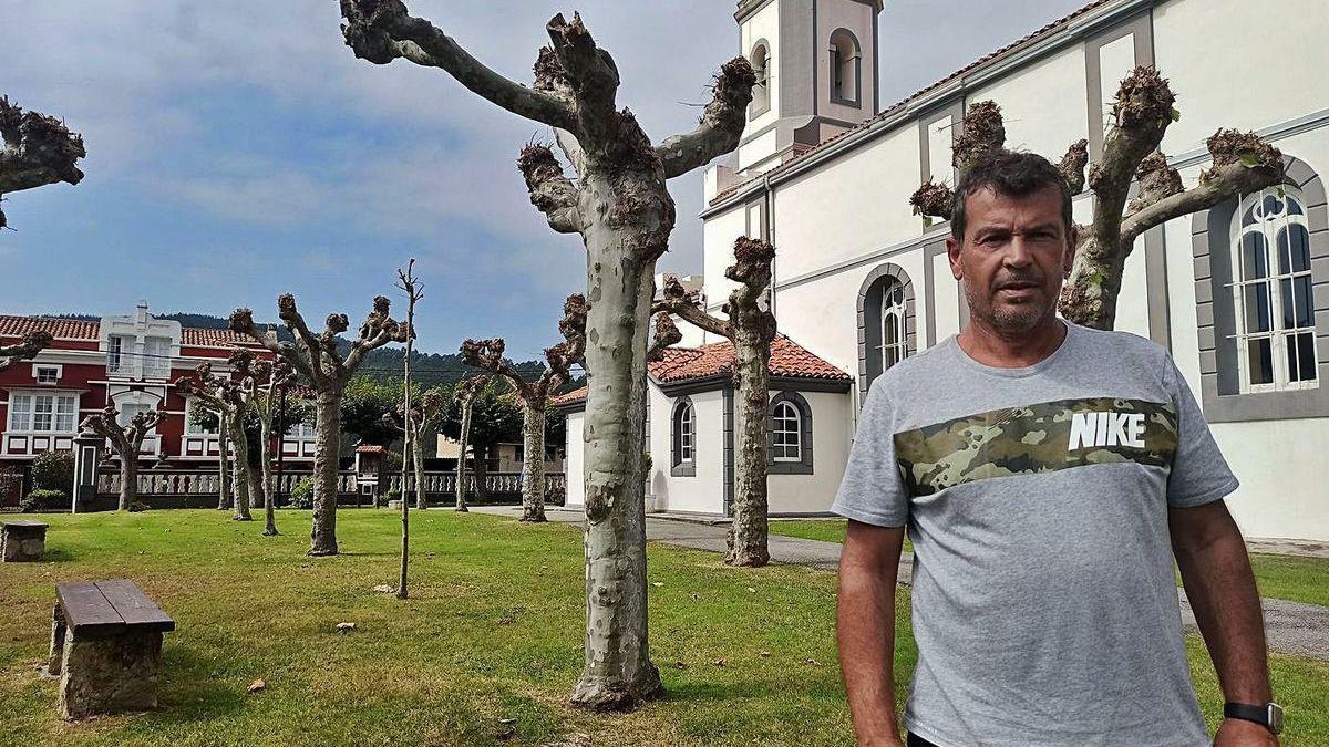 Francisco González Cascallar, en el parque de Somao, junto a la iglesia.