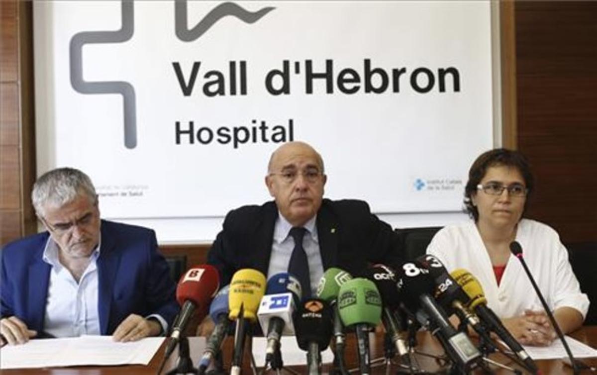 Boi Ruiz (centre), al costat de l’especialista de l’uci de Pediatria, Montse Pujol (dreta), i el director general de Salut Pública, Antoni Mateo, aquest dissabte a la Vall d’Hebron.