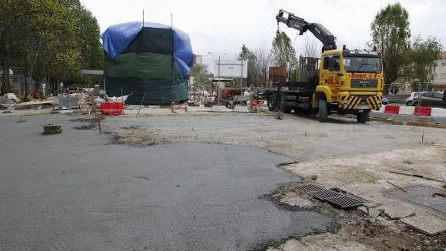 Maquinaria ayer en Castelao para las labores de asfaltado. // Alba Villar