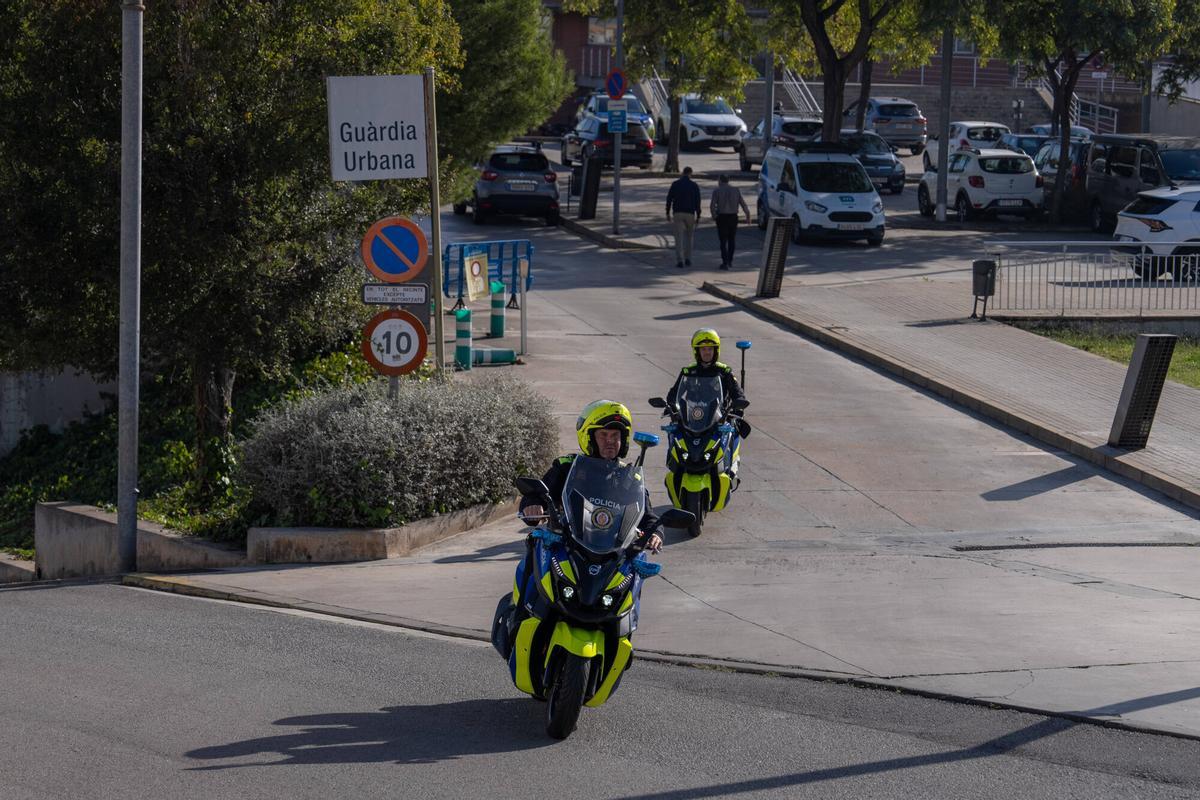Dos motocicletas de la Guàrdia Urbana de Badalona salen de la comisaría ubicada en el Mirador del Turó d’en Caritg