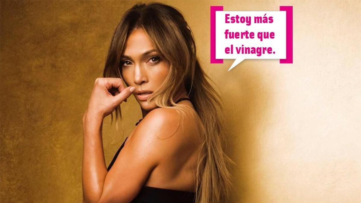 Gafas, gloss, piercing... Jennifer Lopez lleva un 'look' que ni a los 20 años