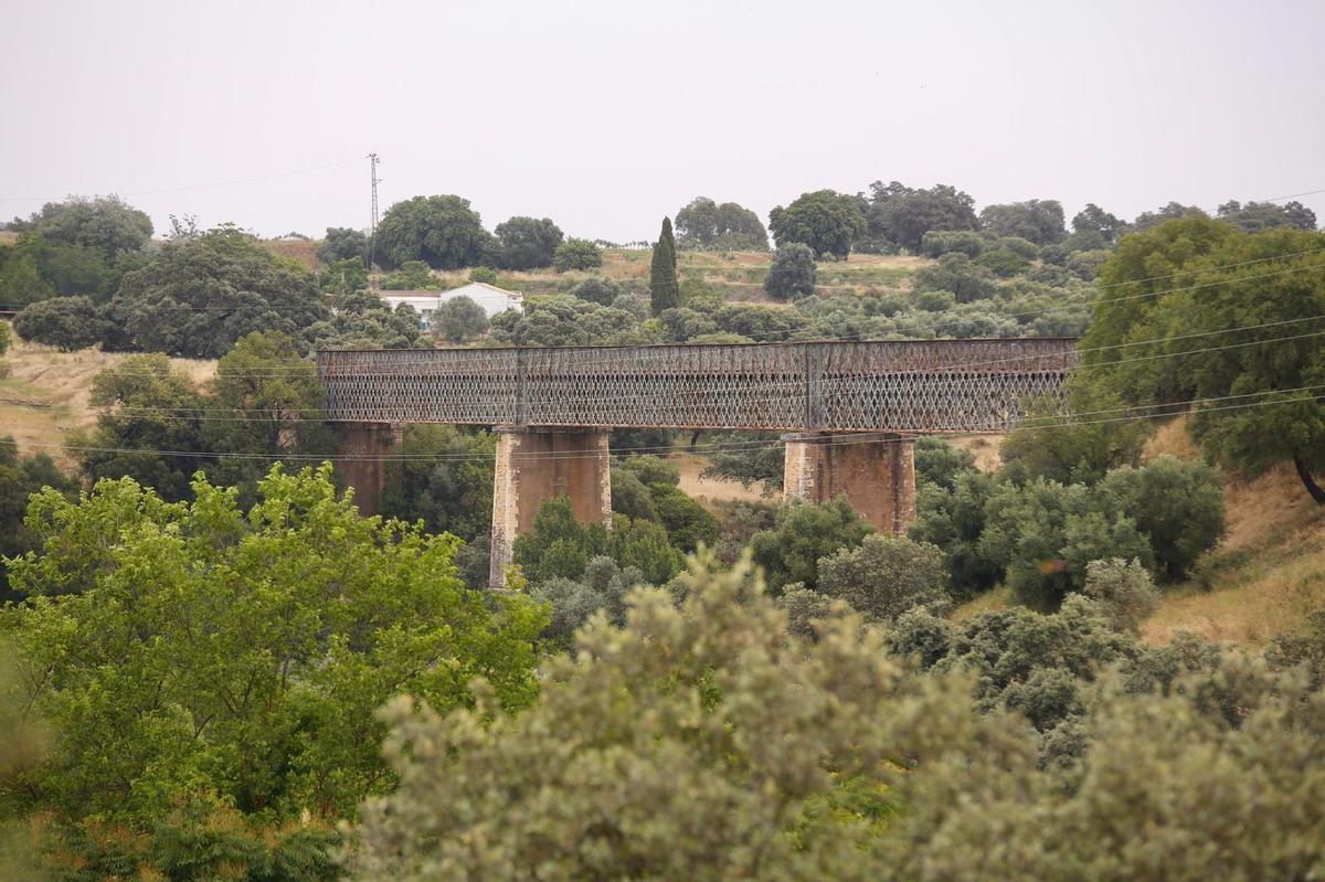 Imagen del Puente de Hierro, por donde discurre la Vía Verde.