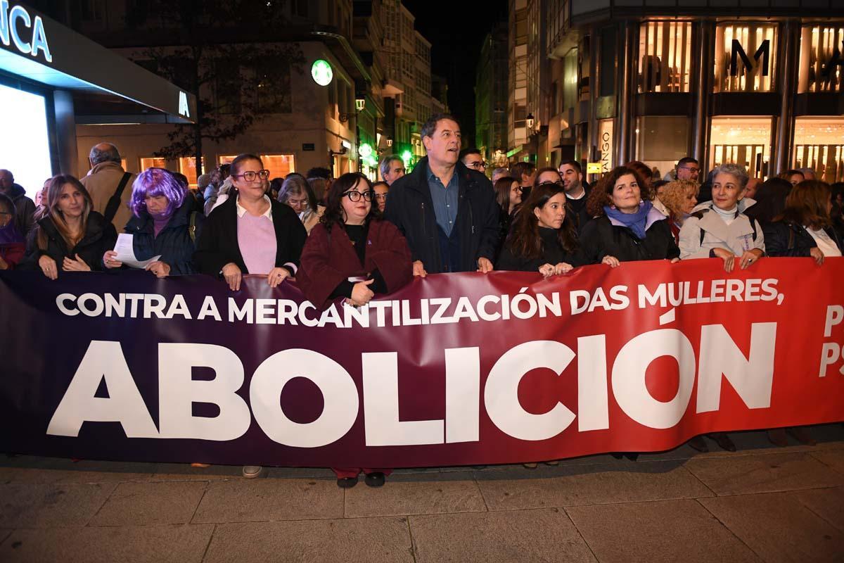 Pancarta que reclama la abolición de la prostitución en la marcha del 25N en A Coruña.