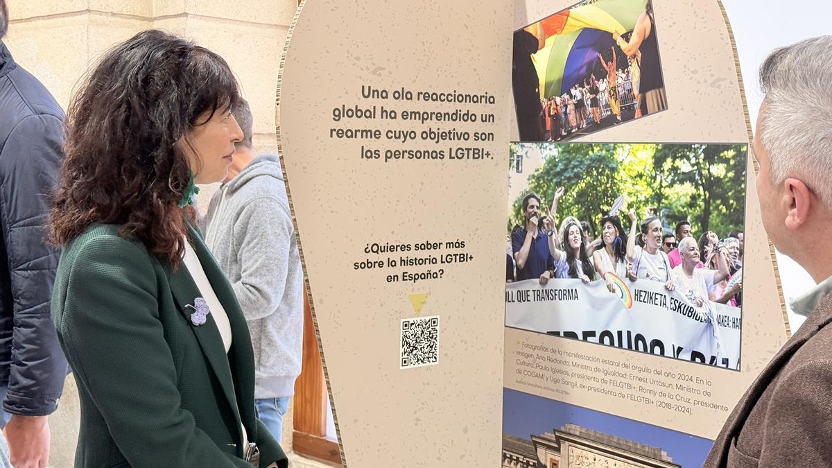Visita a la exposición sobre los 20 años del matrimonio igualitario.