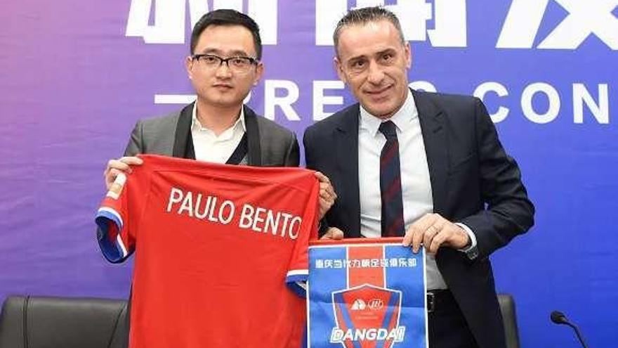 Paulo Bento, durante su presentación con el Chongqing Lifan chino.