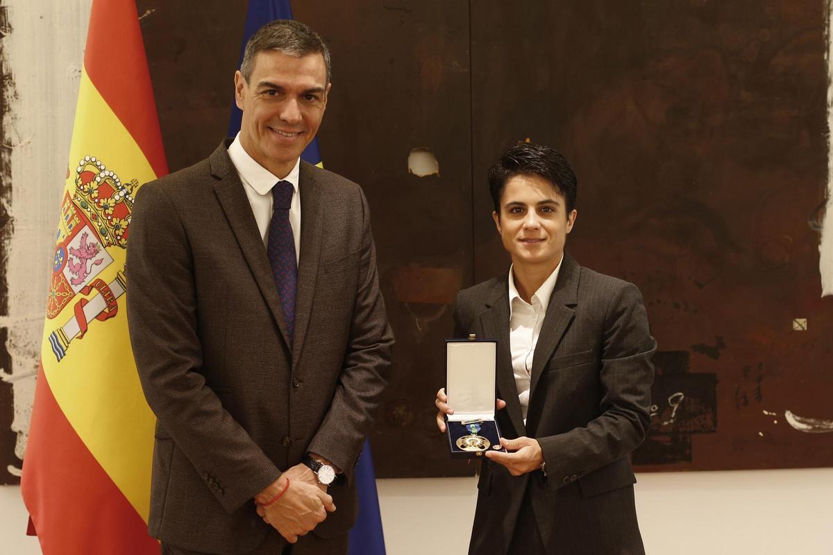 El presidente del Gobierno, Pedro Sánchez, entrega la Medalla de Oro de la Real Orden del Mérito Deportivo a la atleta María Pérez, en el Palacio de la Moncloa, a 22 de octubre de 2025, en Madrid (España).