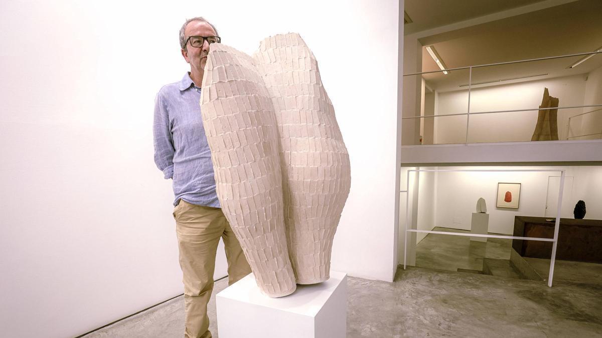 Joan Cortés y una de las esculturas que marcan una nueva etapa creativa.
