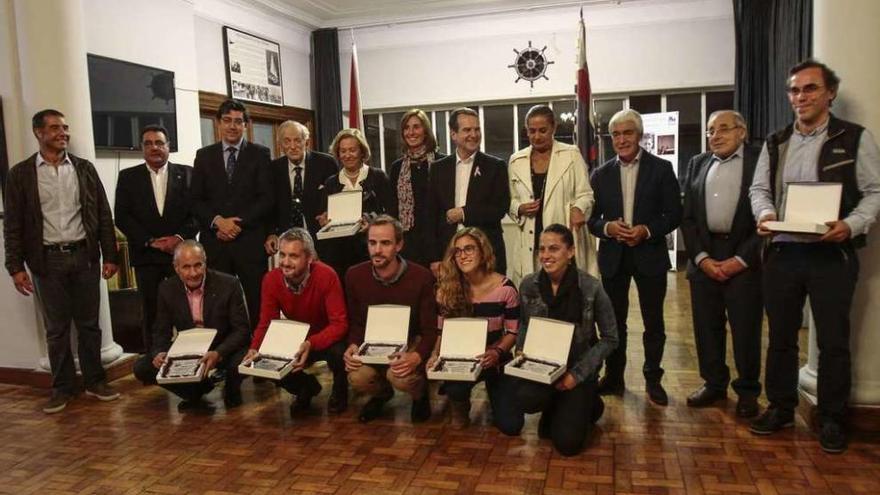 Los premiados, ayer junto a Viviana García, Abel Caballero, Carmela Silva y López-Chaves. // Adrián Irago