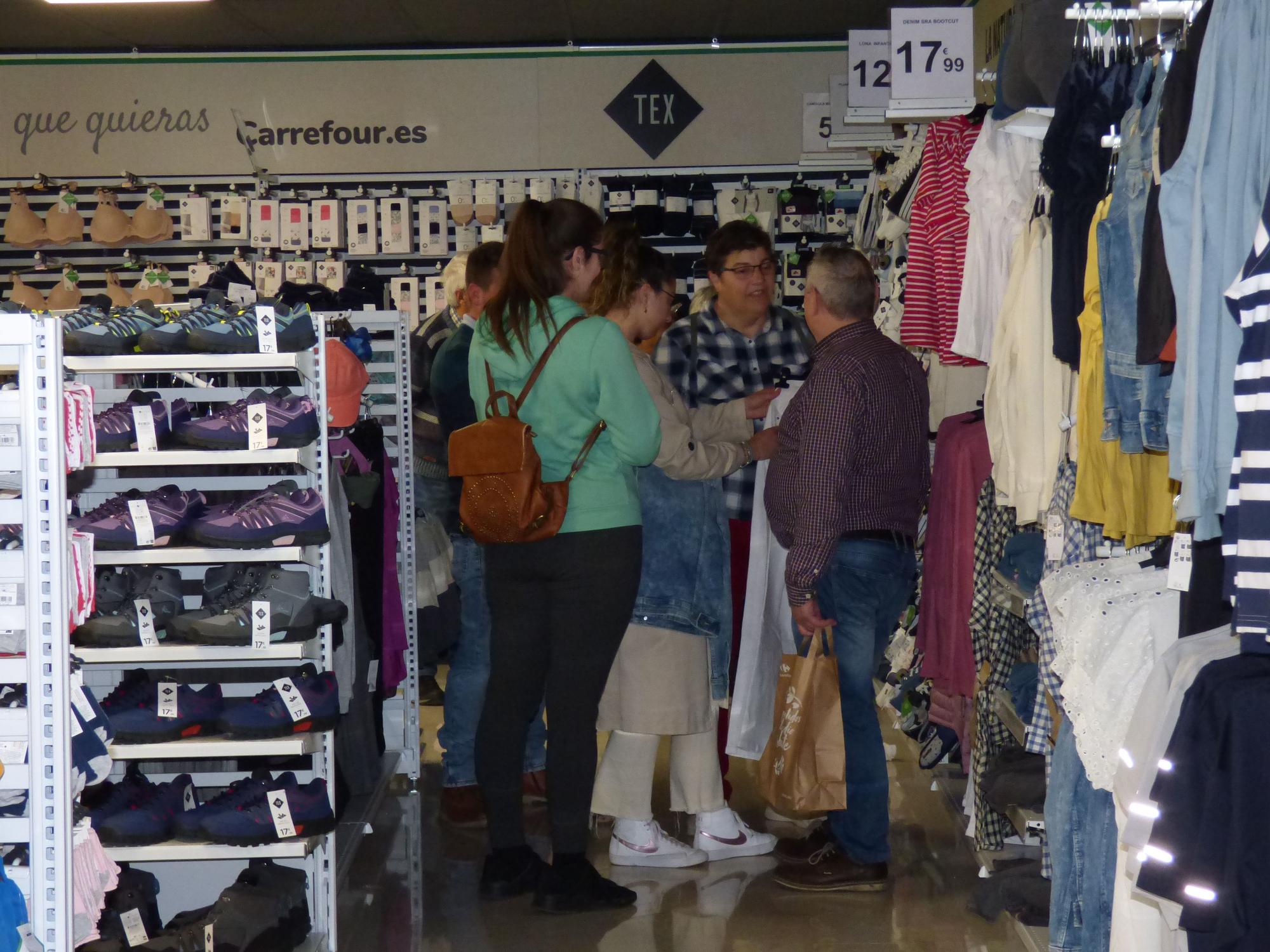 Así es el pequeño centro comercial de Tineo.