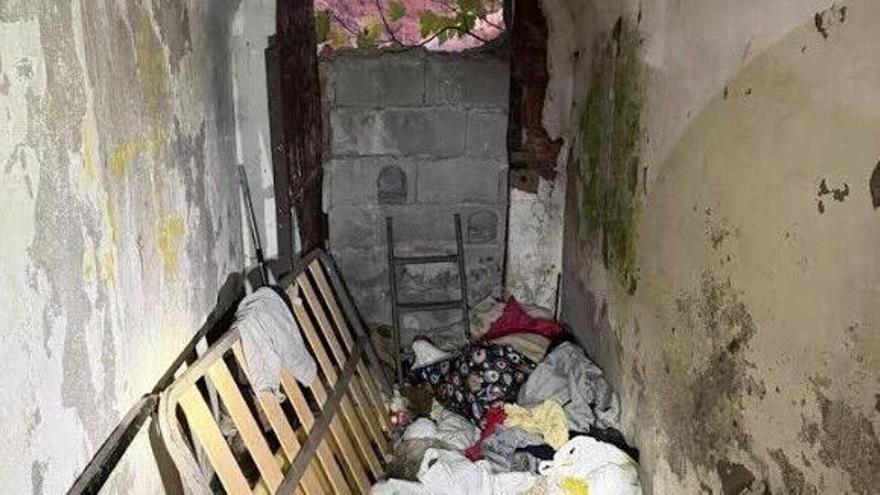 Los bomberos de Ceuta descubren un refugio de migrantes en una red de túneles militares