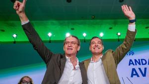 El presidente del PP-A y candidato a la reelección como presidente de la Junta de Andalucía, Juanma Moreno, y el presidente del Partido Popular, Alberto Núñez Feijóo,  a la llegada a la clausura del acto público a 29 de mayo del 2022 en Sevlla (Andalucía,