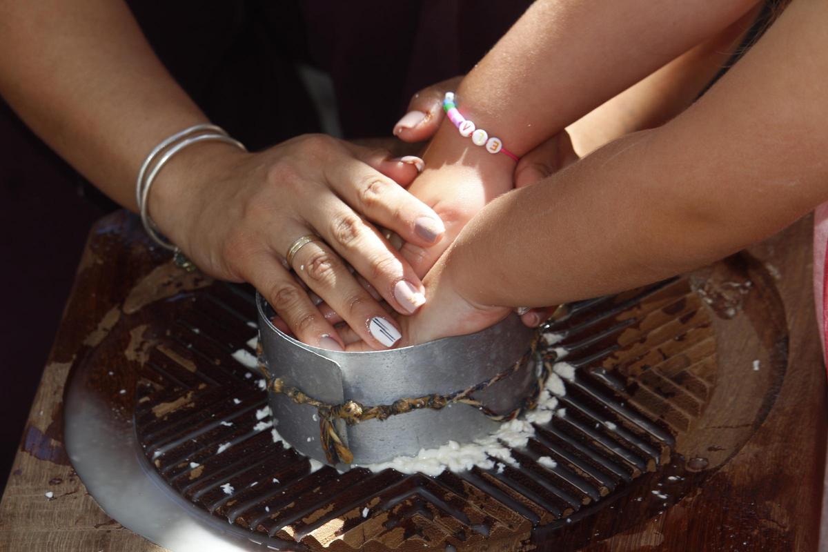 Niños y niñas aprenden a hacer queso en la I Copa Ordeñador 2026.
