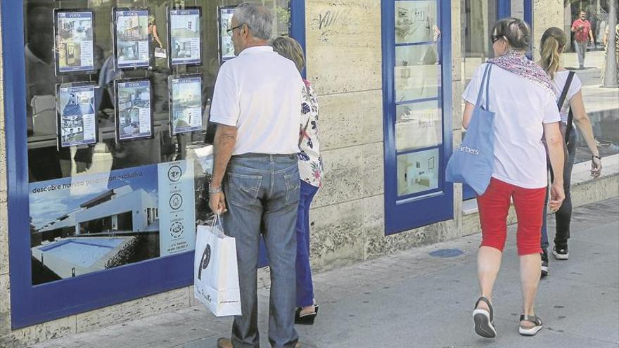 La venta de vivienda ‘pincha’, pero aún se mantiene en máximos