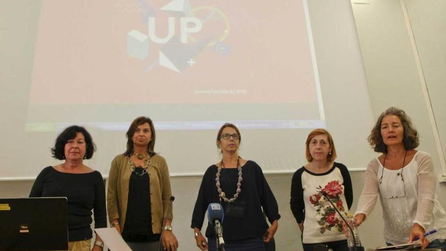 De izquierda a derecha, Judith García, Ana Montserrat López, María Álvarez, Leonor Entrialgo y Clara Yaza, ayer, en el Antiguo Instituto.