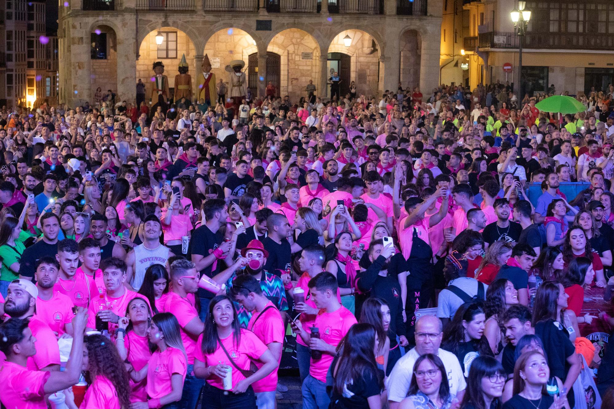 GALERÍA | ¡Comienzan las fiestas de San Pedro en Zamora! Así ha sido el desfile de peñas, gigantes y cabezudos
