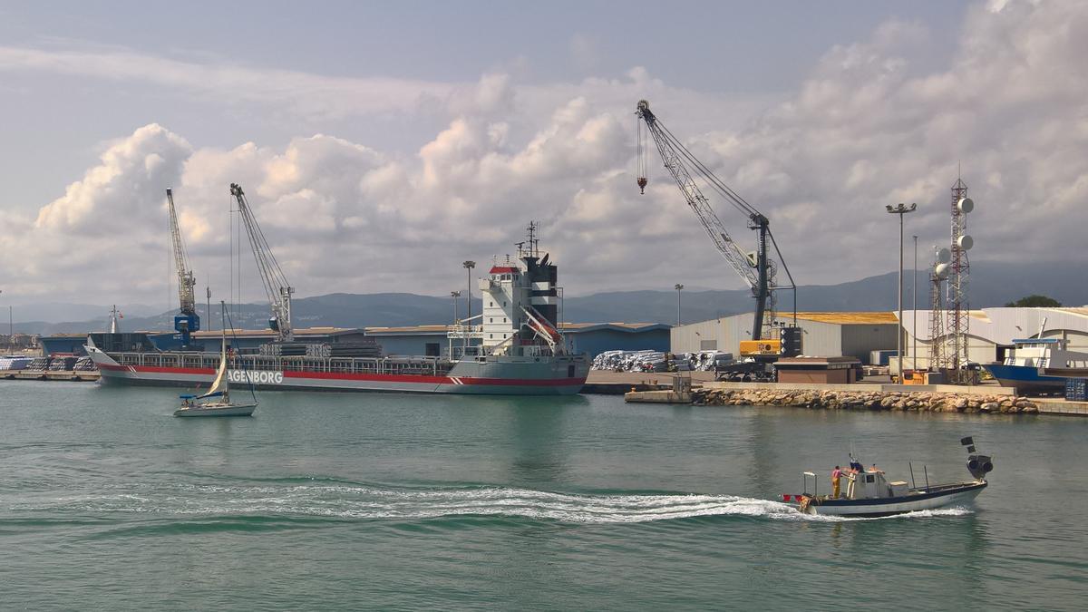 Un buque de mercancías atracado en el puerto de Gandia
