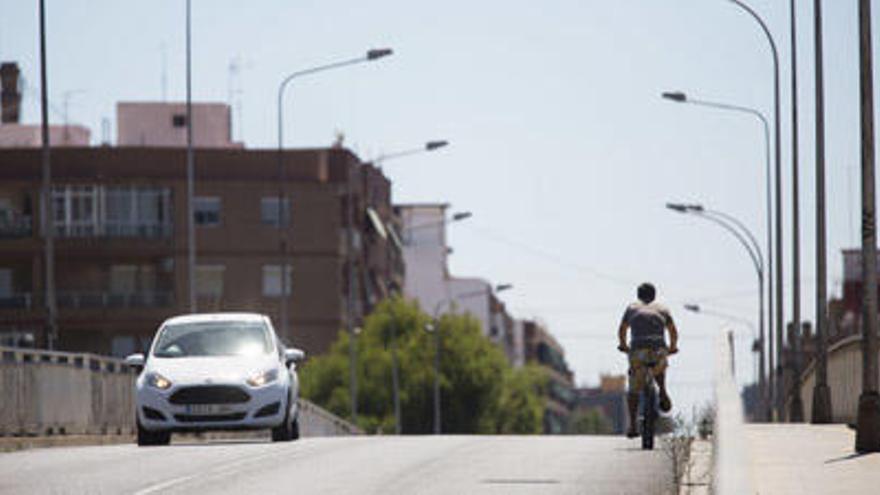 Un ciclista se dirige a La Torre por la estrecha calzada; el paso peatonal también es mínimo.