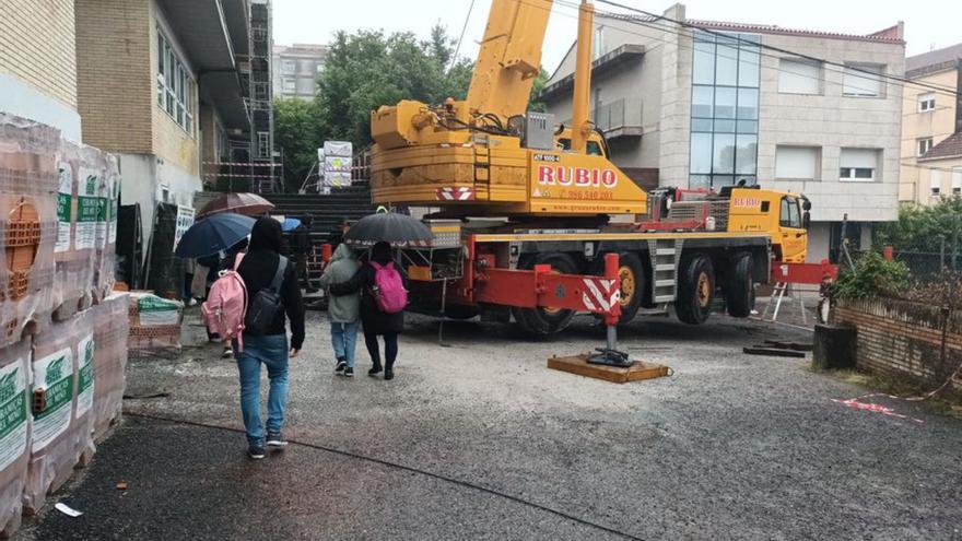 Padres y niños saliendo dentro centro junto a la grúa.