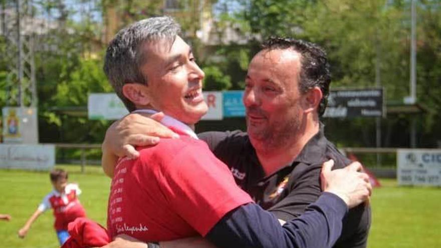 Jaime Leiva, a la izquierda, se abraza con Luis Mori tras proclamarse el Condal el año pasado campeón de la Tercera asturiana.