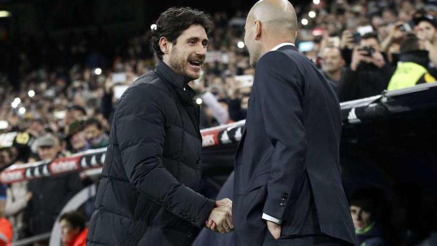 Víctor Sánchez y Zinedine Zidane se saludan antes del comienzo del partido.