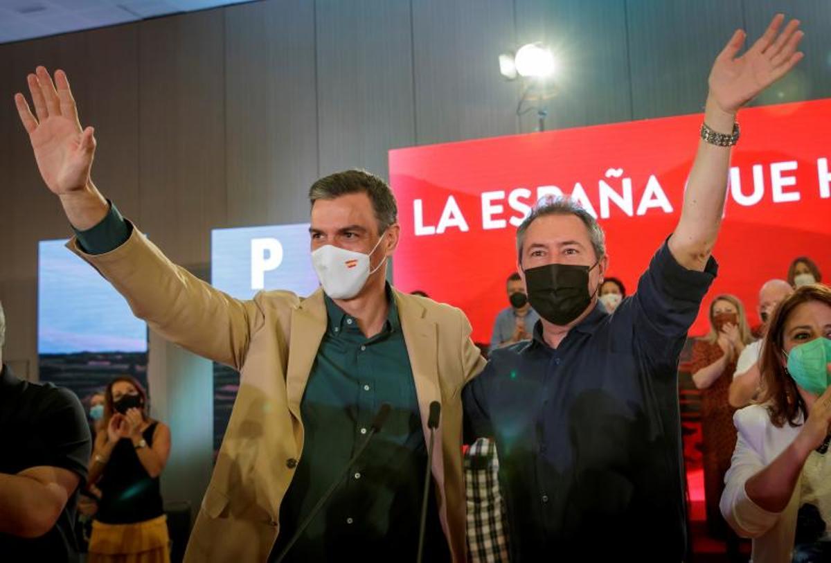 El secretario general del PSOE y presidente del Gobierno, Pedro Sánchez, con el candidato a la Junta de Andalucía y nuevo líder del PSOE-A, el pasado 17 de julio de 2021 en Sevilla.