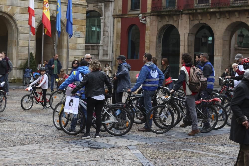 Desfile de moda en la plaza Mayor y posterior salida en bici recorriendo Gijón