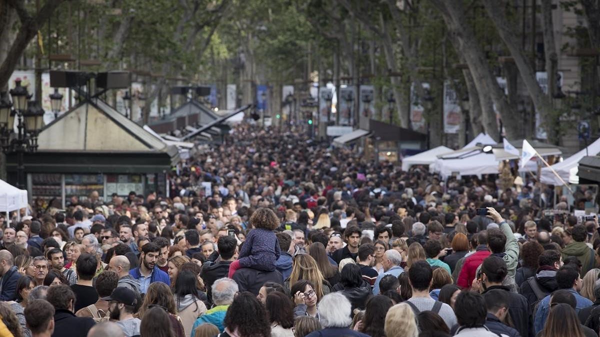 Las Rambles, llenas de gente, el día de Sant Jordi