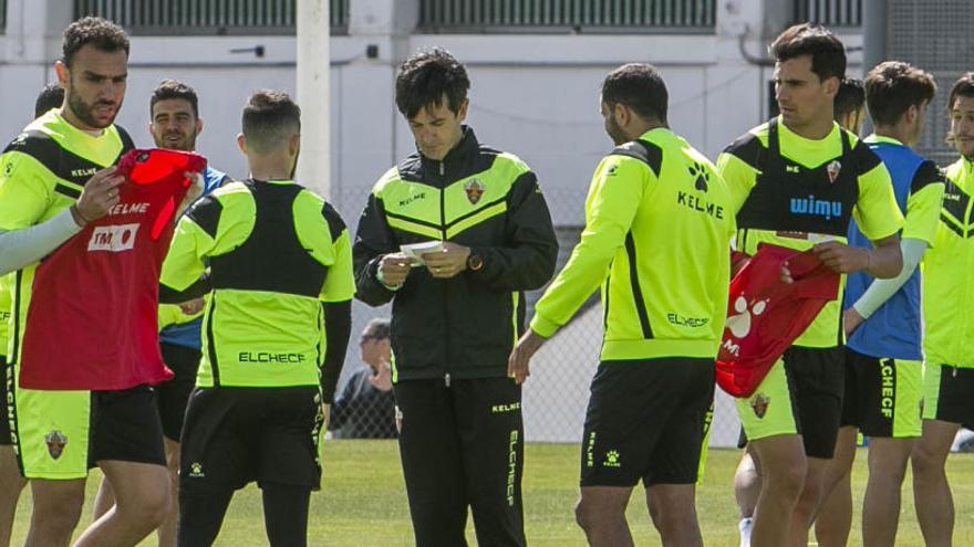 Pacheta junto a sus jugadores, durante el entrenamiento del miércoles