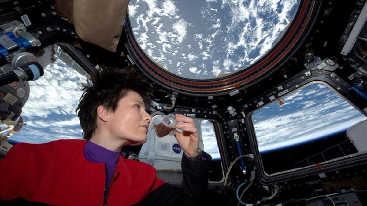 La astronauta italiana Samantha Cristoforetti bebe sorbos de café espresso en una taza diseñada para su uso en gravedad cero, en la Estación Espacial Internacional.