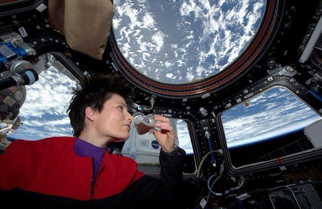 La astronauta italiana Samantha Cristoforetti bebe sorbos de café espresso en una taza diseñada para su uso en gravedad cero, en la Estación Espacial Internacional.